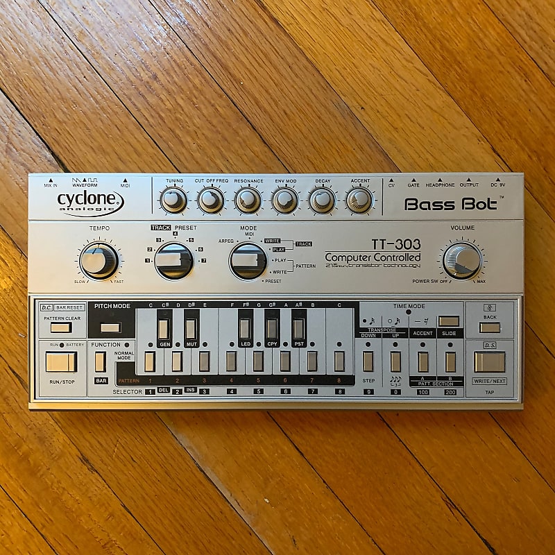 Cyclone Analogic Bass TT 303 V1 TB 303 Clone Reverb