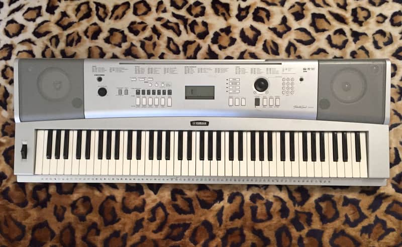 Yamaha DGX-220 Portable Grand Piano 76-Key Keyboard Bild 1