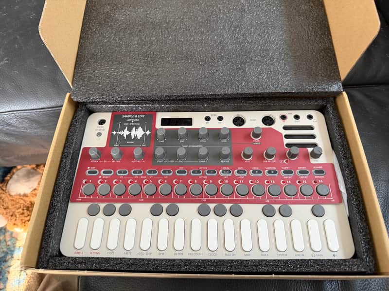 Sonicware Liven Lofi-12 27-Key Sampling Groovebox