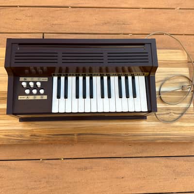 Magnus Tabletop Electric Chord Organ Model 300 Brown 1960's Vintage / Antique image 2
