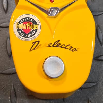 Danelectro Grilled Cheese Resonant Filter Distortion DJ-10 Food Series Yellow Missing Back Rubber image 2