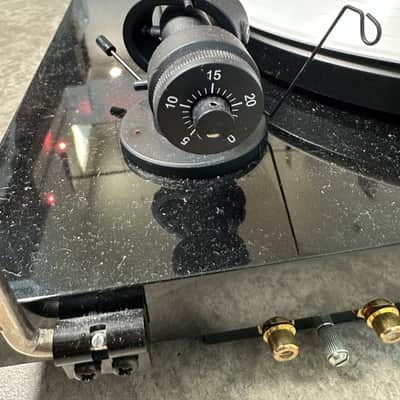 Pro-Ject Debut Carbon DC Turntable with Ortofon 2M Red image 4