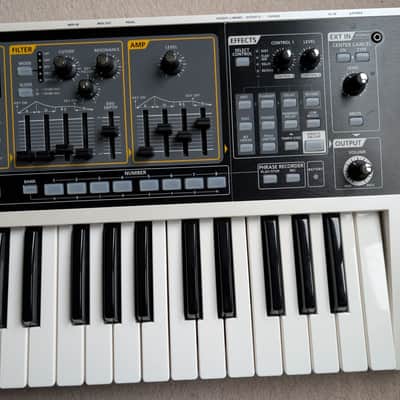 Roland SH-01 GAIA 37-Key Digital Synthesizer 2010 - 2012 - White image 4