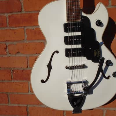 Guild Starfire l Jet 90 Transparent White , store demo image 2