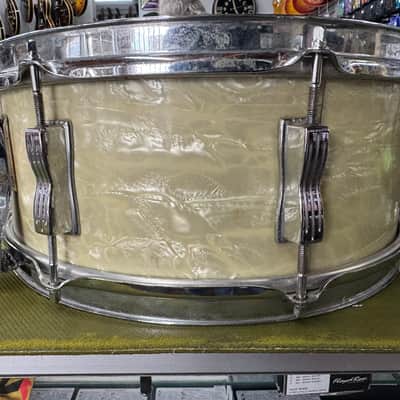 Ludwig No. 900 Super Classic 5.5x14" 8-Lug Snare Drum with P-87 Strainer, Keystone Badge 1960s - white marine pearl image 2