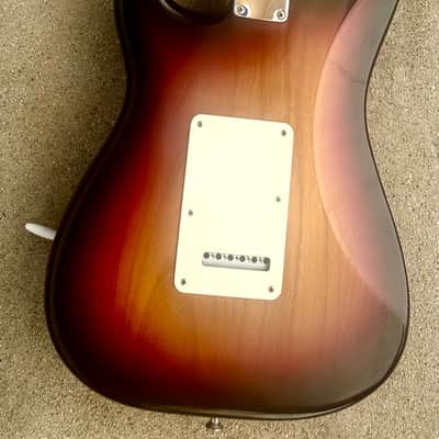Fender Highway One Stratocaster with Rosewood Fretboard 2006 - 2011 - 3-Color Sunburst image 7