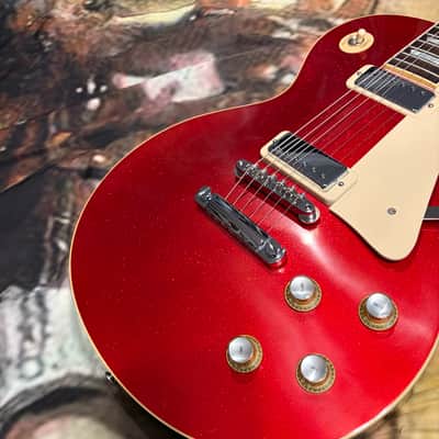 FANCY 💃! 2026 Gibson Custom Shop '76 Les Paul Deluxe Reissue Rocket Red Sparkle Top VOS Limited Edition LE 1976 Standard Norlin Era Mini Humbuckers Maple Neck Sandwich Body Construction ABR-1 Bridge Chrome Hardware Cream Plastics Brown Walnut Body image 8
