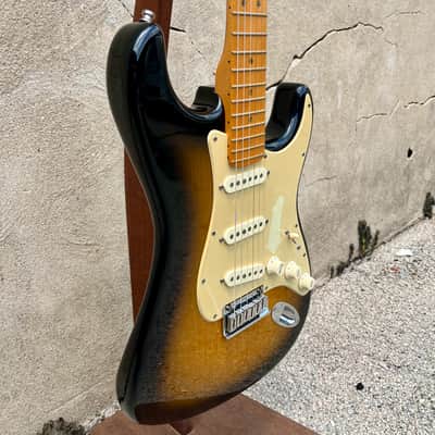 Fender American Deluxe Stratocaster V-Neck with Maple Fretboard 2004 - 2010 - 2-Color Sunburst image 6