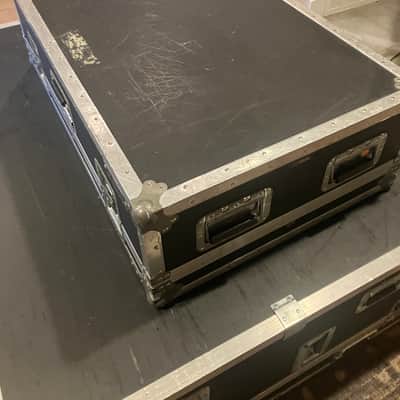 Midas Venice 320 32-Channel analog console WITH Anvil case image 7