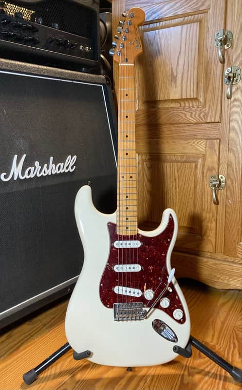 Fender Deluxe Roadhouse Stratocaster with Maple Fretboard 2008 - 2013 Arctic White image 1