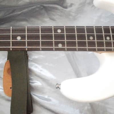 Musicman sub Ray 4 Sterling Arctic White Bass guitar Bild 11