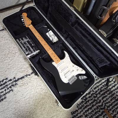 Fender Standard Stratocaster with Maple Fretboard 2003 - Black image 12
