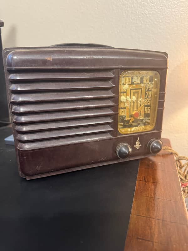 1940 Emerson EC 301 Bakelite Vintage Tube Radio image 1