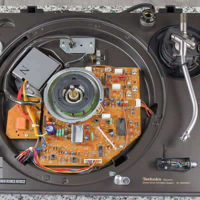 Technics SL-1200MK4 Black direct drive turntable in Very Good Condition image 15