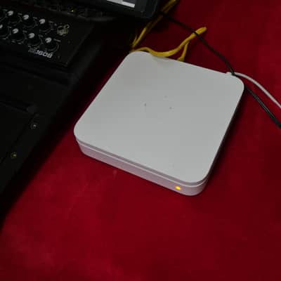 Mackie DL1608 16 Channel Wireless Digital Mixer bundle with AirPort Extreme router image 5