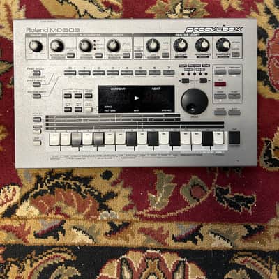 Roland MC-303 Groovebox 1990 - 1998 - Silver