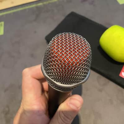 SE V7 Microphone with Yeller Ball and bag image 2