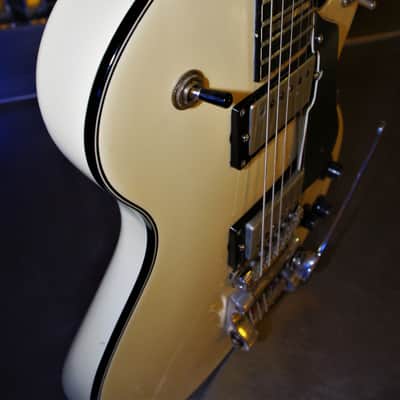 Hagstrom SWEDE L.P. 1976 White Aged,  Geppetto Camelot PAF pups..   Bigsby trem system.  Watch video image 7