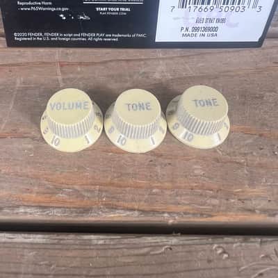 Real Life Relics Genuine Fender Aged White Stratocaster® Knobs (Set of 3) 0991369000    [DQ6]
