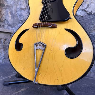 Spectacular 1950s Italian Wandre Framez Piper – Rare Yellow Crackle with Wood Neck image 4