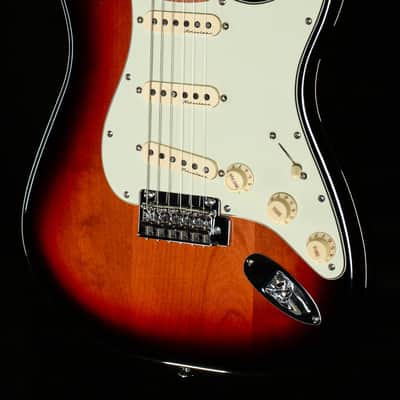 Fender Deluxe Roadhouse Stratocaster 3-Tone Sunburst Pau Ferro (332) image 1