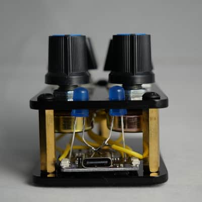 useMidi madMidiMiniClassic Acrylic 2025 with 2 Note Buttons 2 Potentiometers and LEDs image 4