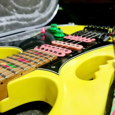 Ibanez JEM777DY Desert Yellow – 1988 First Generation Steve Vai Signature – Disappearing Pyramid Inlays – Original Pink Logo Ibanez Case image 7