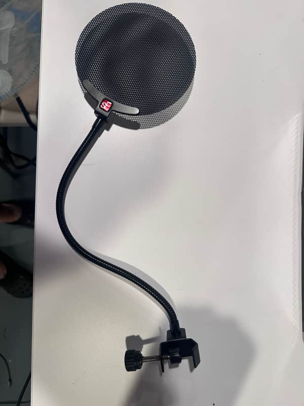 Savvy Singer-Snatcher: sE Electronics Metal Mic Pop Filter $21