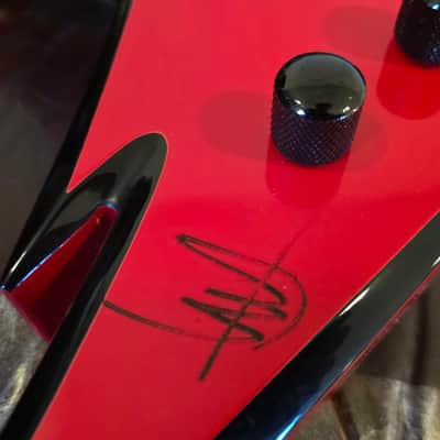 Jackson Demmelition King V ex LONDON CROBAR Soho Metal Rock Bar Artist Signed Phil Demmel Machine Head Signature Flying V EMG 81 85 Zakk Wylde Set Floyd Rose Electric Guitar image 24