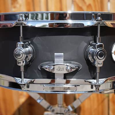 DW Design series Snare 5x13'' Pure Maple Shell 8-lug Flat Black Satin Lqr. 13'' Snare Drum image 8