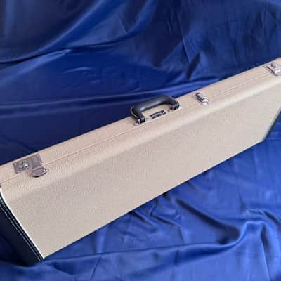 Fender G&G Deluxe Strat/Tele Hardshell Case, Blond with Red Satin Interior image 2