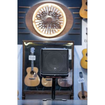 USED Mackie DLM8 8´ 2000-Watt Powered Loudspeaker ´ image 2