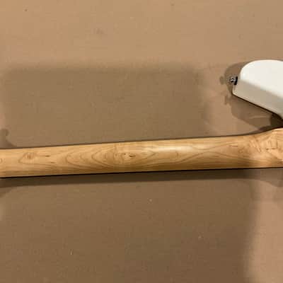 Reverend  Descent W Barotone 2025 - Trans White with case image 8