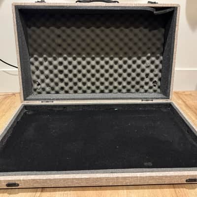 Creation Music Company 27x16 Pedalboard Mahogany finish with Vox Fawn hard case image 4