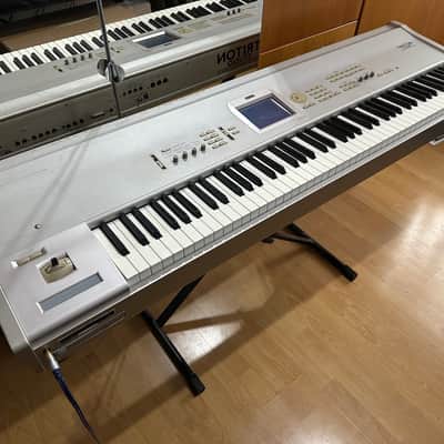 Korg Triton Studio 88-Key 120-Voice Polyphonic Workstation 2002 - 2005 - Silver image 9