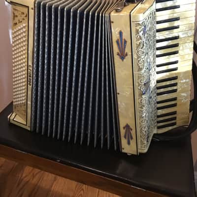 Castelfidardo Piano Accordion - Cream image 3