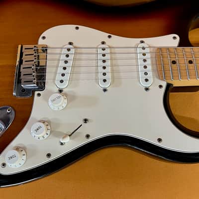 Fender American Standard Stratocaster with Maple Fretboard 1998 - 2000 - 3-Color Sunburst image 4
