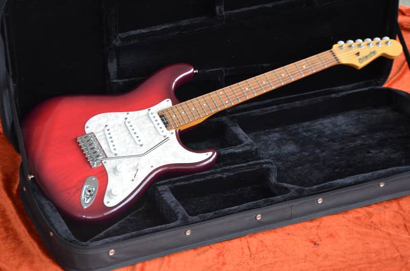 Blade Levinson RH Strat-style guitar*sounds/plays/looks really great! Top quality made in Japan ca.1992/93*has handmade passive Leosounds PU's*fine trem with roller bridges*frets are 100%*1799€ imagen 1