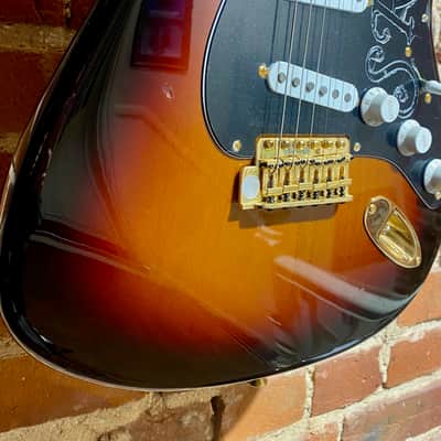 Fender Stevie Ray Vaughan Stratocaster with Pau Ferro Fretboard 2010 - Present - 3-Color Sunburst B-Stock image 5