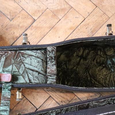 Martin 545 Martin deluxe D (14 fret fits D-28 D-35 D-45 D-35 and others) hard shell case 2000's - Black / Green image 11