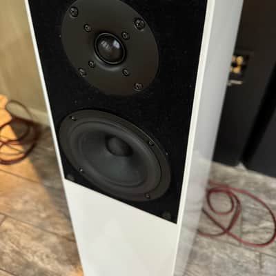 Verity Audio Finn - Gloss White image 3