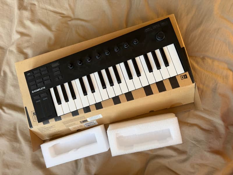 Native Instruments Komplete Kontrol M32 2023 - Black image 1