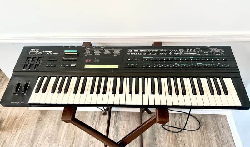 Yamaha DX7IIFD 61-Key 16-Voice Digital Synthesizer with Floppy
