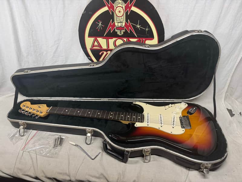 Fender American Stratocaster Guitar with Case 2000 - 3-Color Sunburst / Rosewood fingerboard image 1
