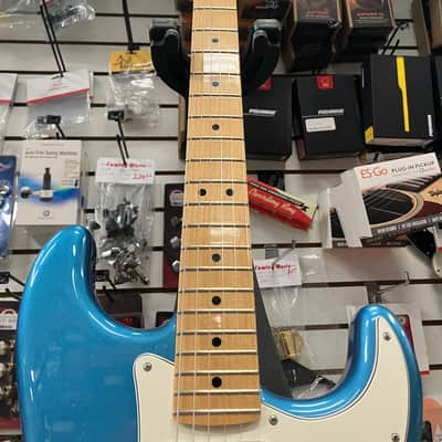 Limited Edition Player Stratocaster - Maple Fingerboard - Lake Placid Blue image 3