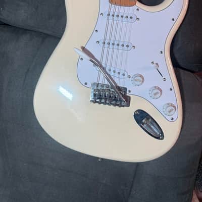 Fender "Squier Series" Standard Stratocaster with Maple Fretboard 1992 - 1996 - Arctic White image 2
