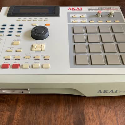 Akai MPC 2000XL Midi Production Center image 4