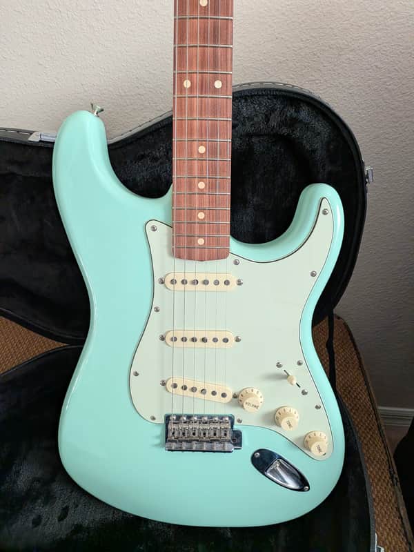 Fender Vintera '60s Stratocaster with Pau Ferro Fretboard 2019  Surf Green