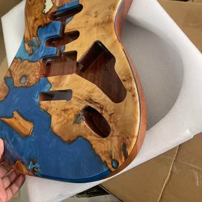 Single-Single-Humbucker pickup setup River table style Resin wood Blue seawater resin veneer Mahogany strat Electric guitar body SSH image 4