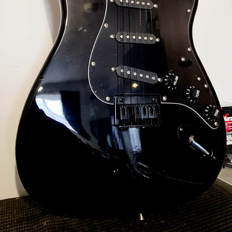 Squier Stratocaster Black